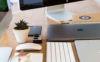 开云体育官网app-社交媒体热议：谁是本赛季最耀眼的车手？