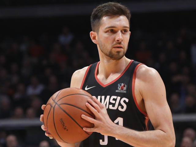 开云体育_ NBA中的心理斗争：压力下的决策与表现，nba球员压力大吗